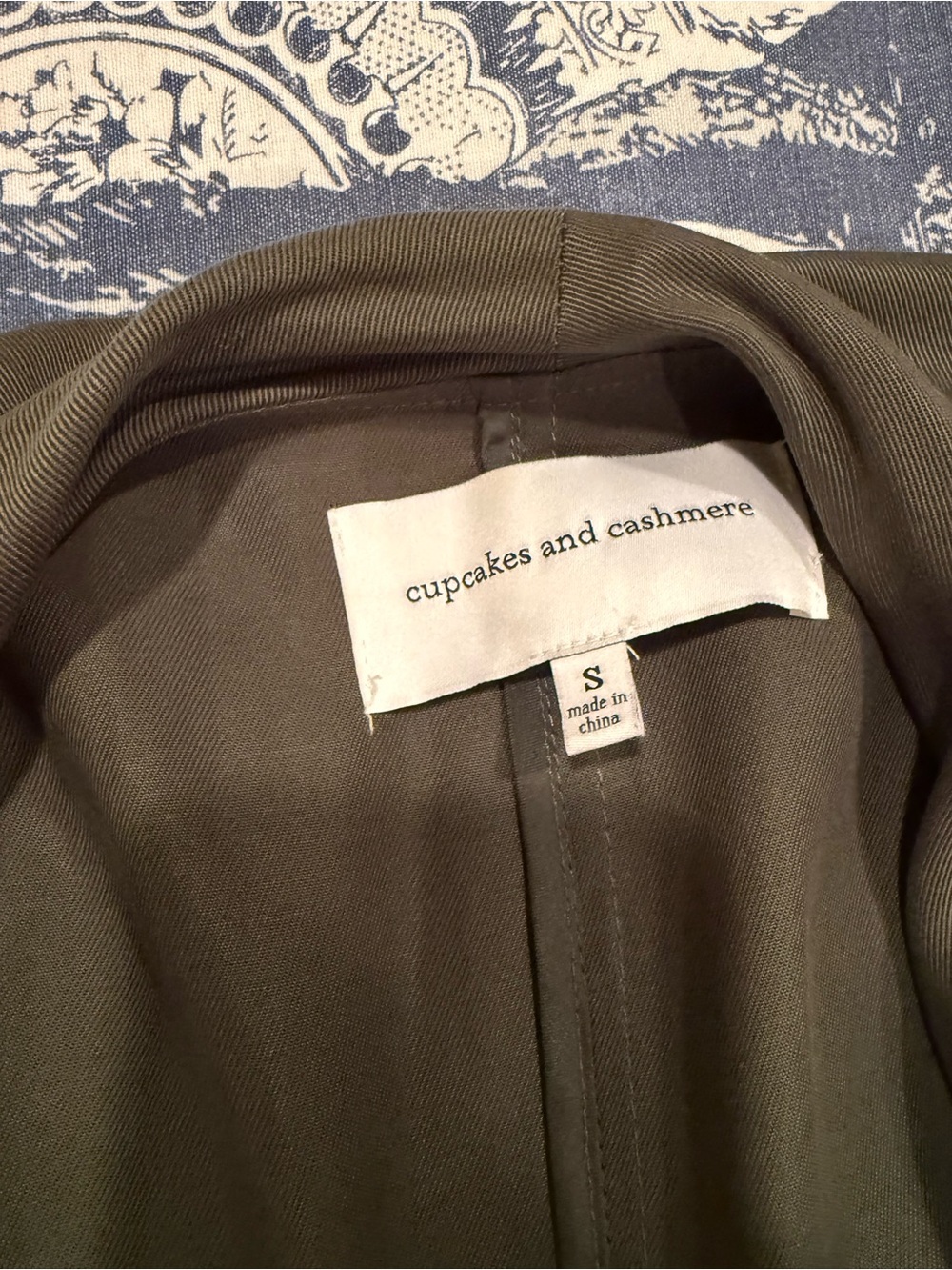 cupcakes & cashmere Men's Lightweight Jacket in Olive